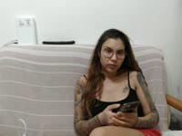 Îmi place sexul! Am descoperit asta foarte devreme – și îmi place să experimentez cu el în tot felul de moduri ;)Sunt foarte aventuroasă și îmi place lucruri puțin perverse... deși uneori îmi plac și o abordare mai blândă ;)Desigur, aș putea scrie mai multe despre mine, dar ar fi prea mult – așa că nu ezita să-mi trimiți un mesaj. Abia aștept să stăm de vorbă {zâmbet}Vino să mă vizitezi în fața camerei! Sunt sigură că nu vom distra de minune împreună. Dacă ai o cerere pentru un videoclip, anunță-mă și vom vedea dacă pot să o realizez ;):*