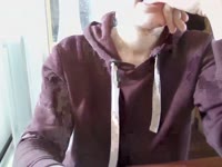 Bonjour, je suis une jeune femme qui cherche à parler et à s