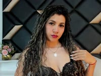 Siempre he sido una joven curiosa, y a los 19 años, me encanta explorar el mundo con una mirada sensual. Disfruto jugando con límites y encendiendo cada chispa de deseo en mí. Bailo para ti, sintiendo que el ritmo se desliza a través de mi cuerpo, ya que la conexión se intensifica con cada acaricia húmeda en mi piel.

Los besos son mi debilidad; Me pierdo en ellos, sintiendo la pasión en cada toque de labios. Los hombres altos tienen un efecto especial en mí, su presencia me hace sentir protegido y deseado. Si me besas de la espalda, desatas una tormenta de sensaciones en mí. Me encanta cuando cada caricia se convierte en un puente al cielo, llevándonos a un lugar donde solo existe un placer compartido.

Cada encuentro sexual es un ritual. La verdadera magia está en la atención al detalle y la creatividad. Disfruto explorando cada sensación, saboreando cada momento con mi boca en sus partes íntimas, creando una conexión profunda e íntima.

Ser un buen sumiso es algo que disfruto profundamente. Adoro a hombres generosos que entienden que una niña necesita cuidarse y ver siempre hermosa. Su generosidad enriquece mi vida y nos permite disfrutar de cada detalle juntos.

Cada reunión es una oportunidad para descubrir más sobre nosotros mismos. Soy una mujer sensible y delicada, siempre buscando esa conexión que trasciende lo físico. Mi curiosidad no tiene límites y estoy dispuesto a explorar cada rincón de nuestra intimidad, lo que hace que cada momento sea un recuerdo indeleble.