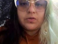 Tiene una presencia que atrae sin esfuerzo: una mirada cálida que invita a acercarse y una sonrisa suave que desarma. Su forma de moverse es natural, segura, con ese encanto silencioso que resulta profundamente sexy. Pero lo que más enamora es su ternura: la manera en que escucha, cómo cuida los detalles y transmite calma. Es sensual sin proponérselo, tierna sin dejar de ser fuerte, y deja una sensación dulce que permanece incluso cuando ya no está.