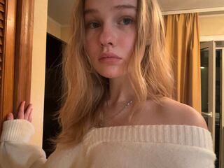 naughty cam girl fingering shaved pussy BrittaneyCreitz