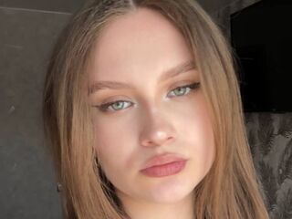 naughty camgirl fingering shaved pussy CarylonPreis