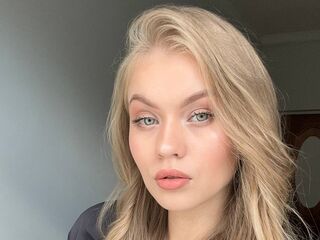 cam whore ElaraBrooks