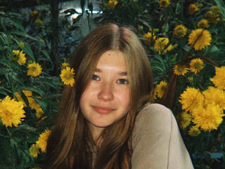 camwhore masturbating with dildo GemaWiddows