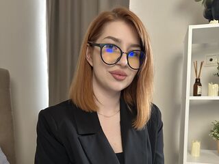 camgirl playing with dildo JeanetteMorgan