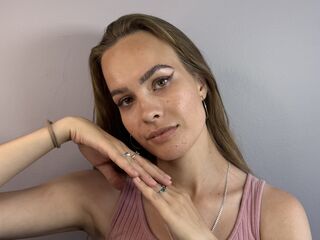 cam girl playing with sextoy JerilynMominee