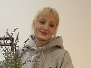 sexy webcamgirl KyungMikes