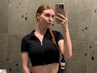 beautiful webcamgirl LessieNunz