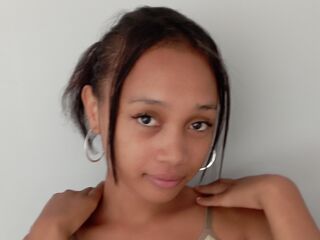 nude webcamgirl MacuttyMiria