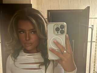 camgirl fingering shaved pussy MaisieSmithx