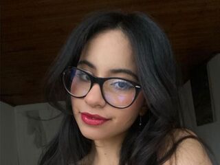 naughty cam girl fingering shaved pussy MelodyeMarks