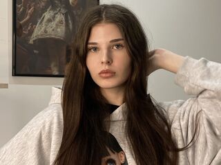 naughty camgirl masturbating with vibrator RaeleneMerrbach