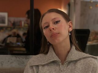 naked girl with live cam masturbating RobertoPulling