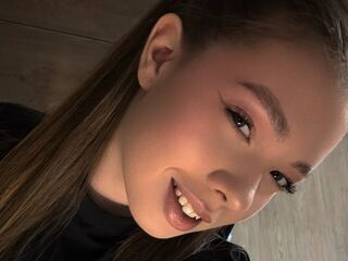 camslut showing tits TessaSun