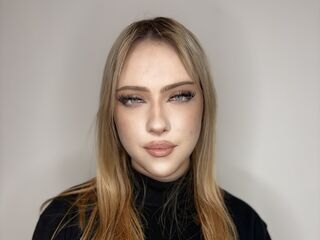 camwhore masturbating with dildo VirgieJanosek